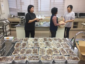 大量的菜頭粿完成、將分送四國各地僑胞、讓大家感受年節氣氛