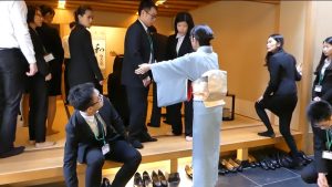 畳の間に着席するまでの作法の指導