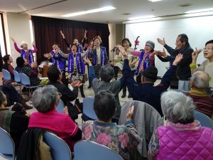 在魏麗玲的二胡伴奏下,大阪台灣同鄉會團隊高歌「來何日君再來」與日本長輩們交流。