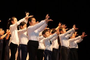 參與手語演繹的志工不分男女老幼