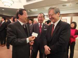 日本台湾交流協会の今井正理事長(右)から新たな名刺を受け取った謝長廷代表(左)
