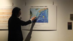 展示について説明する荒川教授