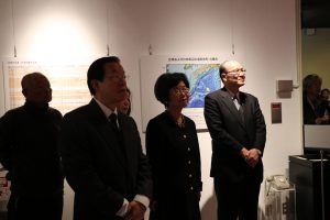 駐日代表謝長廷(左1)、台史博館長王長華(左2)和台灣文化中心主任朱文清專心聆聽荒川章二的導覽。