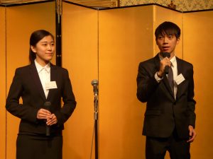 プレゼンを行う研修生の陳弼凡さん(右)と頼廷妮さん(左)