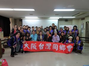 講座結束後,大阪台灣同鄉會團隊與銀髮族學員合影。