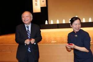 駐日代表處副代表郭仲熙(左)從慈濟日本分會執行長許麗香手中接過福慧紅包