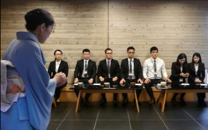椅子席でお茶をいただく