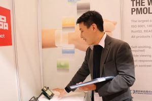 錸寶科技業務經理戴義昆介紹該公司所生產的小型螢幕