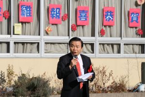 東京華僑總會會長蘇成宗感謝校長和老師位學生創造出良好的學習環境