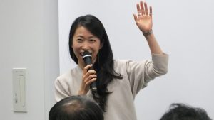 ファンとの交流を図る一青さん