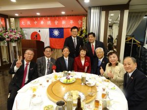 駐大阪辦事處處長陳訓養(左3)與大阪中華總會會長洪勝信及當地政要合影