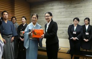 研修生から体験講習の御礼を手渡す