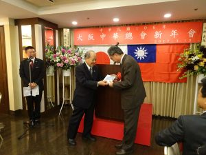 會長洪勝信贈紀念品予將在一月底榮調回國的副處長鄭景升