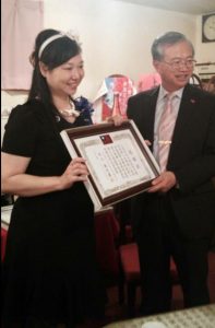 會長朱家儀僑居四國香川縣多次協助駐館處理急難救助事件、後受當時的駐大阪辦事處處長蔡明耀(右)託付推動四國華僑總會復會
