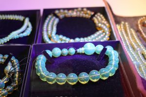 勝弘寶石則以藍琥珀為主力商品，認為日本是屬於細水長流的市場
