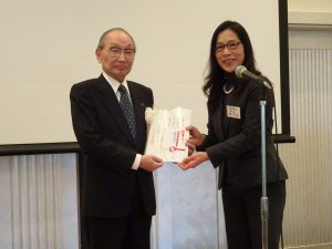 大阪日華親善協會副會長吉村精仁贈蔣公學勵金給大阪中華學校、由校長陳雪霞代表接受。
