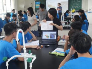 2016年9月在苗栗縣大同高中向學生解釋二氧化碳數據的情況(照片提供:伊藤雅一教授)