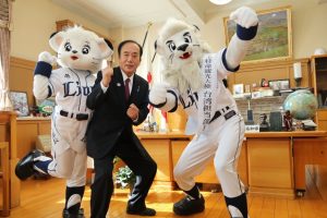 台湾担当部長に任命!左から、ライナ、上田県知事、レオ