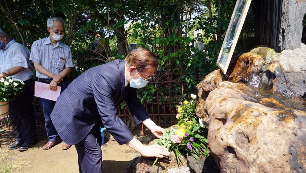 駐日代表謝長廷獻花給巴爾頓