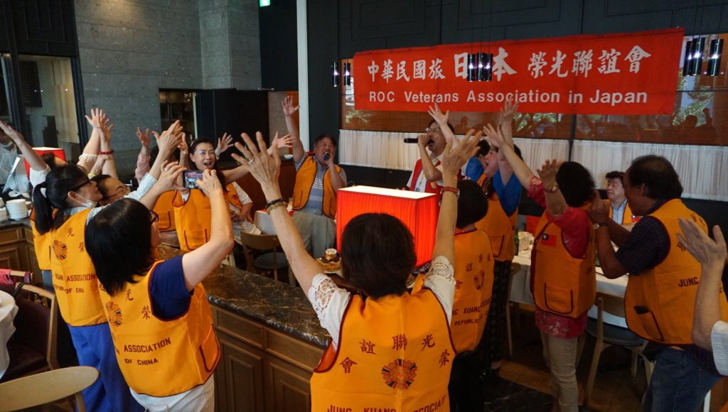 眾人一同高唱中華民國頌等軍歌