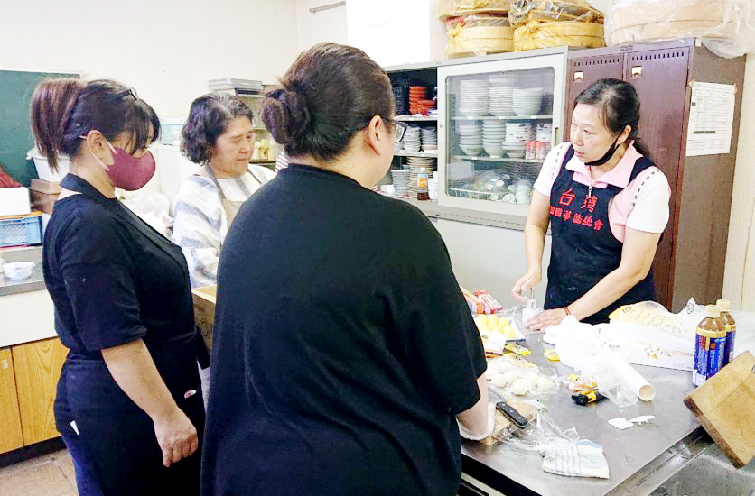 上島會長用心講解製作月餅步驟