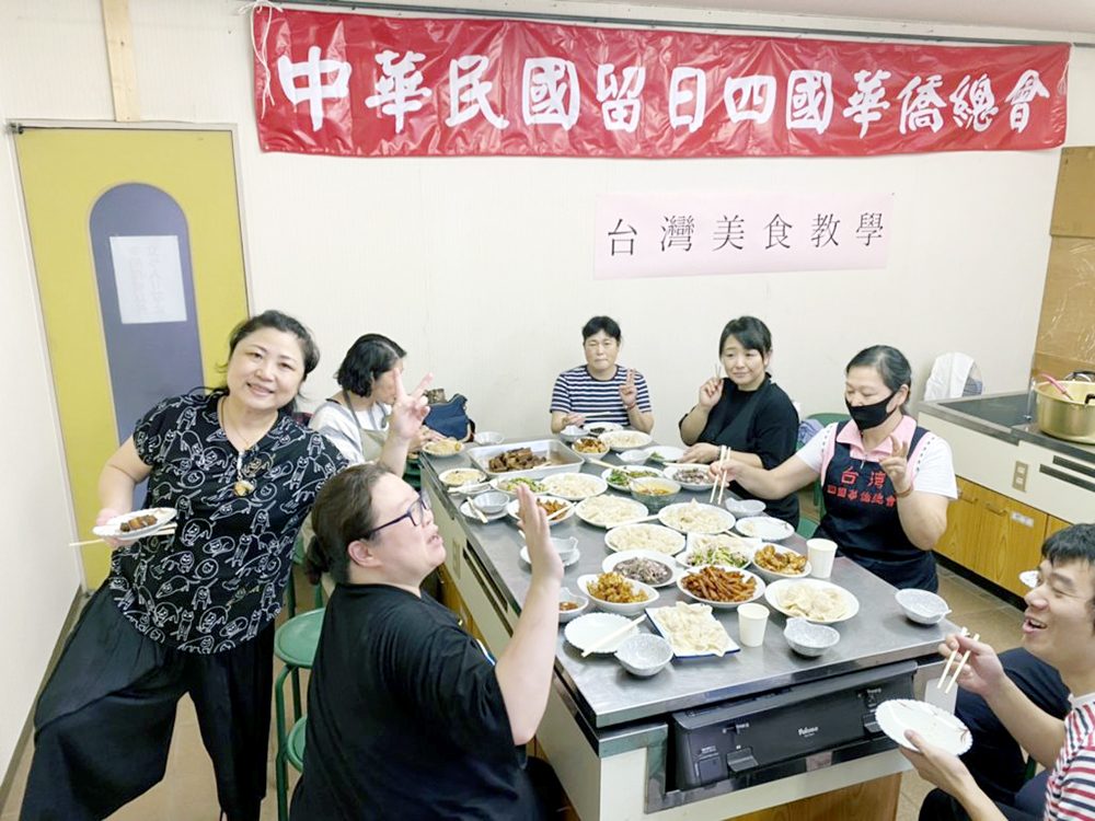 活動尾聲上島會長也加碼教導製作各種台灣小吃