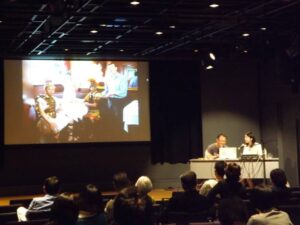 過去の作品(レストラン・プロジェクト)について説明する陳氏 過去の作品(レストラン・プロジェクト)について説明する陳氏