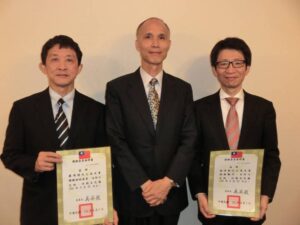 駐橫濱辦事處處李處長與諮詢委員羅鴻健及僑務顧問楊偉勛合影 駐橫濱辦事處處李處長與諮詢委員羅鴻健及僑務顧問楊偉勛合影