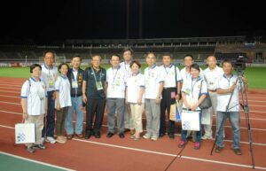 台中市政府・台中市サッカー協会一行らと FC岐阜の今西和男社長（左5）