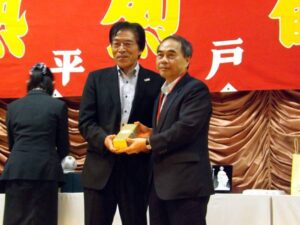 記念品贈呈:平戸観光協会 藤好美好氏(左)、亜東関係協会秘書長 黄明朗氏(右) 記念品贈呈:平戸観光協会 藤好美好氏(左)、亜東関係協会秘書長 黄明朗氏(右)