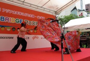 舞を披露する新社国小の生徒 舞を披露する新社国小の生徒