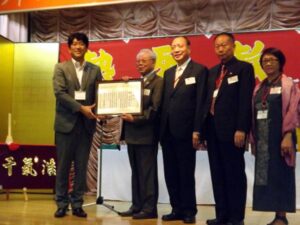 平戸市長より世界鄭氏宗親総会・鄭長慶監事長へ感謝状贈呈 平戸市長より世界鄭氏宗親総会・鄭長慶監事長へ感謝状贈呈