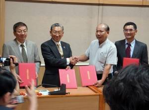 桃園県農会游象紀理事長(右2)、JA越前たけふ冨田隆組合長(右3) 桃園県農会游象紀理事長(右2)、JA越前たけふ冨田隆組合長(右3)