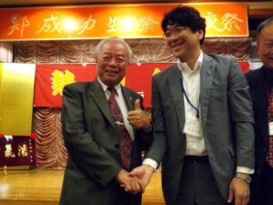 世界鄭氏宗親総会・鄭長慶氏(左)と平戸市長・黒田成彦氏(右) 世界鄭氏宗親総会・鄭長慶氏(左)と平戸市長・黒田成彦氏(右)