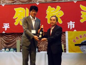 記念品贈呈 平戸市長 黒田成彦氏(左)、亜東関係協会秘書長 黄明朗氏(右) 記念品贈呈 平戸市長 黒田成彦氏(左)、亜東関係協会秘書長 黄明朗氏(右)