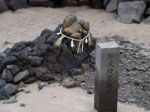 千里ヶ浜にある鄭成功「児誕石」 千里ヶ浜にある鄭成功「児誕石」