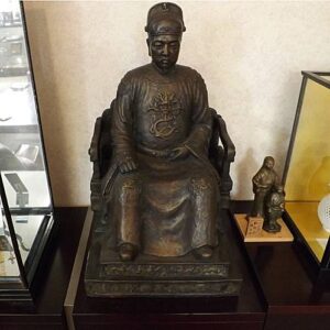 鄭成功坐像と小さな母子像(平戸市長応接室) 鄭成功坐像と小さな母子像(平戸市長応接室)