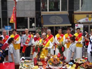 橫濱關帝廟理事長林兼正(前排中央)與橫濱辦事處處長李明宗(左3)參與關帝誕祭典活動。