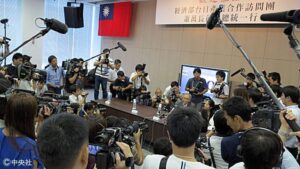 記者会見が急きょ中止となり、説明を求める報道陣に囲まれる鴻海の戴正呉副会長 記者会見が急きょ中止となり、説明を求める報道陣に囲まれる鴻海の戴正呉副会長