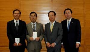 羅坤燦・台北駐日経済文化代表処副代表（右2）衛藤征士郎・衆議院副議長（右1）佐伯和典・熊本県東京事務所所長（左2）西野智行・大分県東京事務所所長（左1）