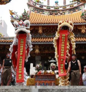 台灣台南將軍會及高雄振宗藝術團於關帝廟演出。