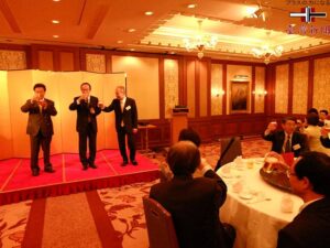 右起俞副代表、周處長、魏社長三人的起頭乾杯