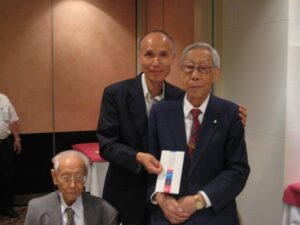 駐橫濱處李處長頒發賀禮予今年93_之前僑務委員王良先生1