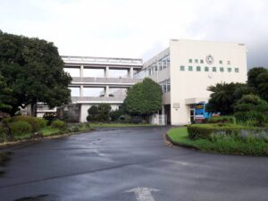 鹿児島県立鹿屋農業高等学校　左に友愛の碑がある