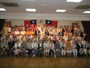 駐橫濱_事處處長李明宗,橫濱華僑總會會長施梨鵬於祝壽活動合影1