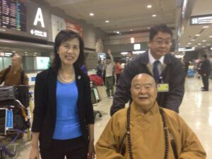 左)駐日代表hj沈斯淳夫人林則媛特前往機場迎接星雲法師