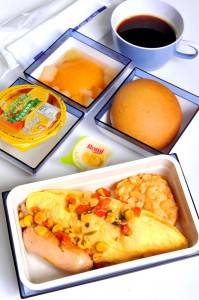 經濟艙「西式清蛋包佐雞肉腸及薯餅」
