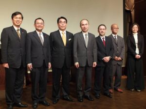 左起東京台貿中心陳英顯所長、中華民國對外貿易發展協會、外貿協會行銷處副處長吳政典、TVBS無線衛星電視台執行總經理楊盛昱、台北駐日經濟文化代表處余吉政副代表、黑劍電視節目製作股份有限公司廖福順董事總經理、台灣國都樸基董事長生源悟、行政院專案服務組專案經理洪佩瑜