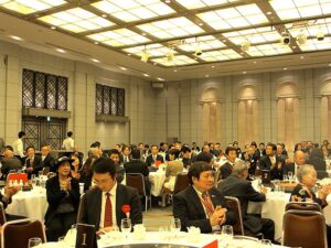 懇親会には約２５０名が出席
