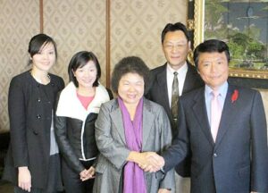 高雄からの訪問団と小川洋福岡県知事 高雄からの訪問団と小川洋福岡県知事